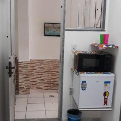 Sua Kitnet na Praia 12 Atenção PEQUENA Só prá dormir Ambiente Familiar Ar Cond TV Microondas Frigobar Internet Centro