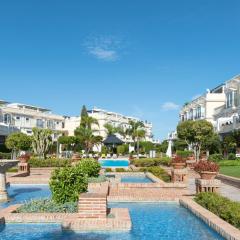 Bright 2 Bedroom apartment with parking space and swimming pools in Aloha Gardens