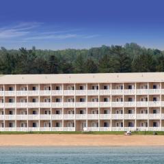 Mackinaw Beach and Bay Inn & Suites