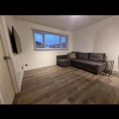 Modern 2 bed apartment & free parking