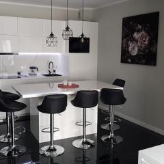 Apartament HAPPY 11 - BASEN & KORT TENISOWY, OCHRONA 24h - 3 sypialnie, dla maksymalnie 8 osób