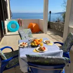 Apartments near the beach, with terraces and seaview at House B.