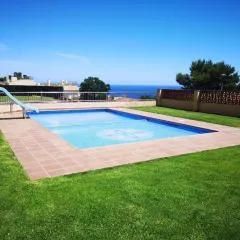 Acogedor apartamento con piscina y vistas al mar
