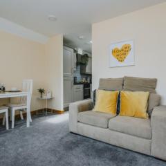 Cosy 2nd Floor Apartment - King Size Bed & Free Parking