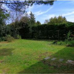 Emplacement de toile de tente dans jardin