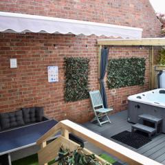 Hot Tub, Free Parking, Near Shops & Restaurants, Location 1m to City