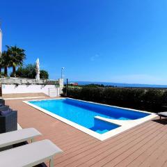 SEA VIEW- spacious apartment with shared pool