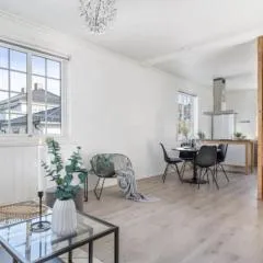 Lys og sentral leilighet med terrasse og hage