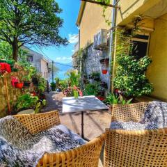 Apartment on the shore of the bay of Kotor with free Wi-Fi