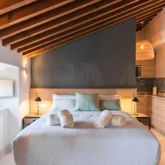 Superb mediterranean attic in the heart of Malaga by REMS