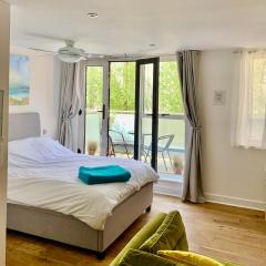 Gorgeous Central Studio with Balcony, 2 mins to Beach and Pier