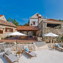 Villa Kate -with pool and BBQ