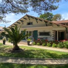 Villa de charme avec piscine à 500m des plages