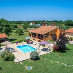 Nice Home In Muntic With 3 Bedrooms, Wifi And Private Swimming Pool