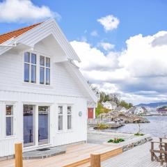 1 Bedroom Stunning Home In Skjoldastraumen