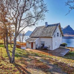 Nice Home In Sortland With 5 Bedrooms And Wifi