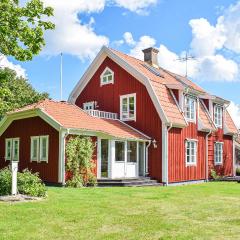 Gorgeous Home In Rrvik With Wifi