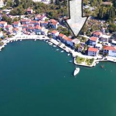 Apartment Đego near Ploce, riverfront, parking