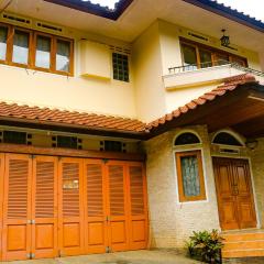 Dago Asri House (3 Bedrooms, 6 Pax, 500m2)