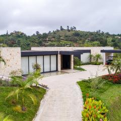 Villa al lado de la represa de Guatapé con jacuzzi y cancha de tennis privada
