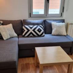 2 Bed Flat - Sleeps 6 - Pets - Pool - Parking