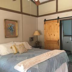 Acorn Hideaways Canton Sweet Tweet Guesthouse King Bed