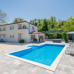 Awesome Home In Zmijavci With Wifi, Jacuzzi And Outdoor Swimming Pool