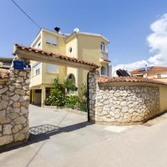 Apartments and Room Lotus