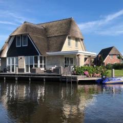 Beautiful villa with sauna on the Tjeukemeer