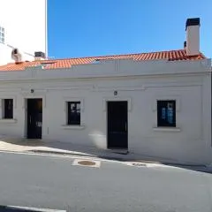 Vila Mariña. Casa marinera con terraza sobre el mar en Caión