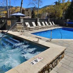 Best location in the heart of lions head, Ski lockers, jacuzzi and pool