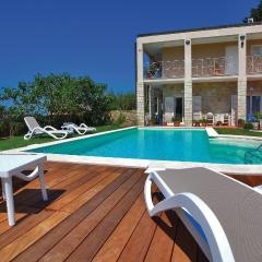 Awesome Apartment In Izola With Wifi