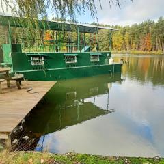 le bateau sur lac privé de 2 hectares poissonneux au milieu des bois