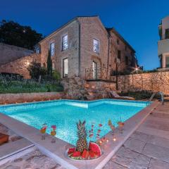 Beautiful Home In Tkon With Outdoor Swimming Pool