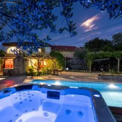 Stone Lady Holiday home with pool&hot tub,sauna,bbq,garden