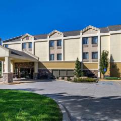 Comfort Inn & Suites Near Worlds of Fun