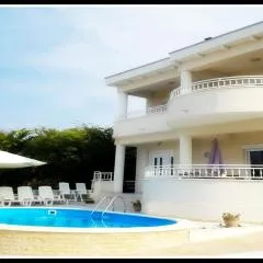 Villa Bella By The Sea - Heated Pool, Jacuzzi, Sauna