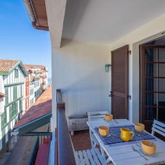 Appartement de caractère avec balcon et parking à 2 pas de la plage, centre historique de Saint-Jean-de-Luz - FR-1-4-577