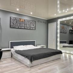 Квартира-студия в центре с белым постельным, идеально чиcтая, с большим зеркалом