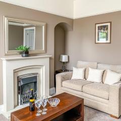 Cedar House - Free Parking - York Holiday Home - Sleeps 12 With Sister Property