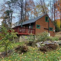 Cubs Den - Hot Tub- Walk to Lake- Fire Pit - Kayaks