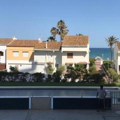Apartamento en complejo residencial con piscina y garaje frente al mar