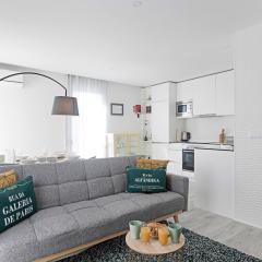 Stylish Flat W/ Gym & Parking by LovelyStay