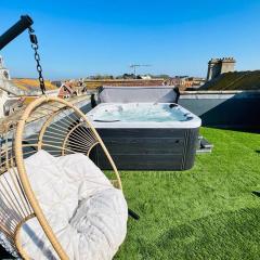 2 Bed Harbourside Penthouse with Hot Tub & Roof Terrace