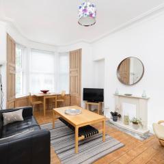 JOIVY Charming 1-bed ap near Leith Links with patio