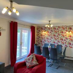 Exclusive Homely Cambridge 4 bed house with free parking, big garden and sleeps 10