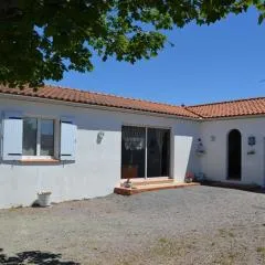 NOIRMOUTIER : LOCATION DE VACANCES POUR 8 PERSONNES À BARBÂTRE