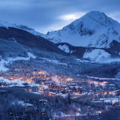 Contemporary 3 Bedroom Ski In, Ski Out Condo With Pool And Hot Tub In Snowmass Village