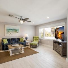 Royal Palm: Pool, 2 Blocks to Beach, Close to Dining & Shopping by Anna Maria Life Vacation Rentals