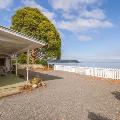 Lake Edge Cottage - Waitahanui Holiday Home